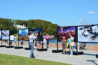 Vladivostok, Rusya, Eylül, 10, 2017. Birçok kişi Fefu bölge Vladivostok Russkiy Adası üzerinde tarih boyunca yürüyüş