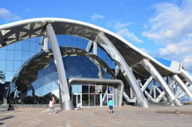 Vladivostok, Rusya, Eylül, 14, 2017. Vladivostok Adası Rusça (çöpünü) üzerinde Oceanarium yakınındaki insanlar