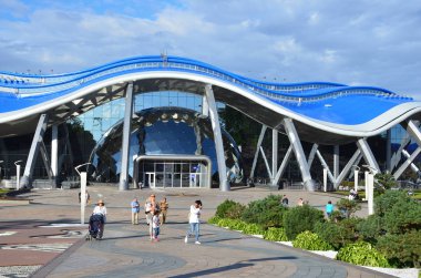 Vladivostok, Rusya, Eylül, 14, 2017. Vladivostok Adası Rusça (çöpünü) üzerinde Oceanarium yakınındaki insanlar