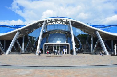 Vladivostok, Rusya, Eylül, 14, 2017. Vladivostok Adası Rusça (çöpünü) üzerinde Oceanarium yakınındaki insanlar