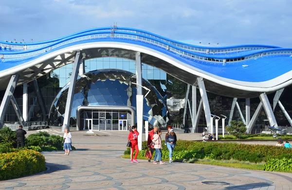 Vladivostok, Rusya, Eylül, 14, 2017. Vladivostok Adası Rusça (çöpünü) üzerinde Oceanarium yakınındaki insanlar