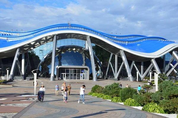 Vladivostok, Rusya, Eylül, 14, 2017. Vladivostok Adası Rusça (çöpünü) üzerinde Oceanarium yakınındaki insanlar