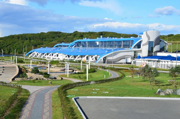 Vladivostok, Rusya, Eylül, 14, 2017. Park alanındaki bilimsel ve edinilmiş he Oceanarium Vladivostok Adası Rusça (çöpünü) üzerinde bina yanındaki insanlar yürümek