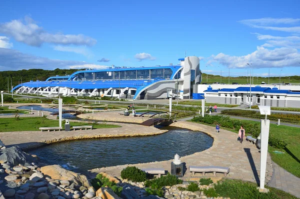 Vladivostok, Rusya Federasyonu, Eylül, 14, 2017.Park alan o Oceanarium Vladivostok Adası Rusça (çöpünü) üzerinde bilimsel ve edinilmiş binanın yanındaki — Stok fotoğraf