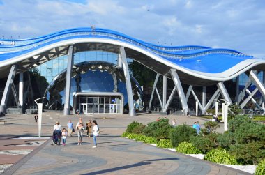 Vladivostok, Rusya, Eylül, 14, 2017. Vladivostok Adası Rusça (çöpünü) üzerinde Oceanarium yakınındaki insanlar