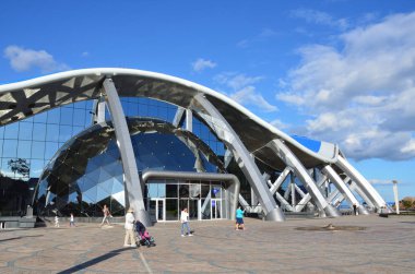 Vladivostok, Rusya, Eylül, 14, 2017. Vladivostok Adası Rusça (çöpünü) üzerinde Oceanarium yakınındaki insanlar