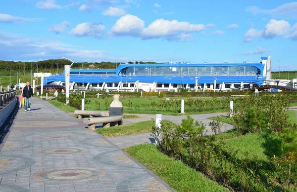 Wladiwostok, Russland, 14. September 2017.Parkfläche neben dem wissenschaftlichen und adaptiven Gebäude des Ozeanariums auf der Insel Russisch (Russki) in Wladiwostok — Stockfoto