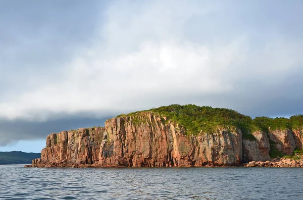 Wladiwostok, die roten Felsen der Insel Popow im September — Stockfoto