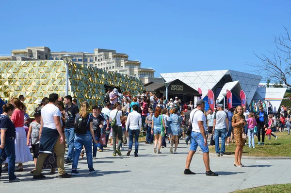       Vladivostok, Rusya, Eylül, 10, 2017. İnsanlar altın Kolyma o pavilion 