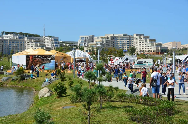 Vladivostok, Rusya, Eylül, 10, 2017. İnsanlar Fefu güvertede sergi sırasında 