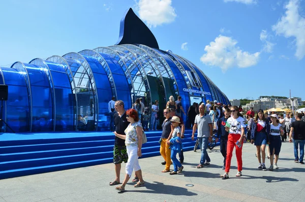 Władywostok, Rosja, 10 września 2017 r. Ludzie chodzą w pobliżu pavilion on regionu Sachalin na wystawie "Far East street wystawa" na wyspie rosyjski (Rosyjska) — Zdjęcie stockowe