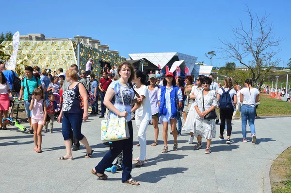 Vladivostok Rusland September 2017 Mensen Lopen Buurt Van Hij Paviljoen — Stockfoto