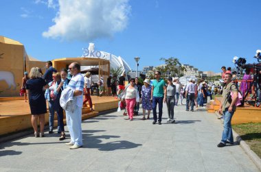 Vladivostok, Rusya, Eylül, 10, 2017. Birçok kişi Fefu bölge Vladivostok Russkiy Adası üzerinde tarih boyunca yürüyüş