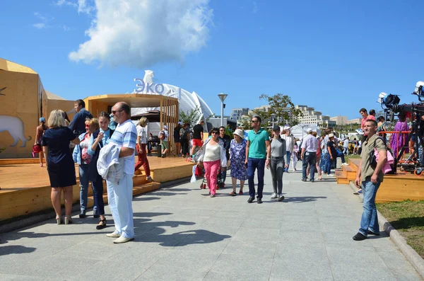 Vladivostok, Rusya, Eylül, 10, 2017. Birçok kişi Fefu bölge Vladivostok Russkiy Adası üzerinde tarih boyunca yürüyüş