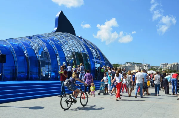  Vladivostok, Rusya, Eylül, 10, 2017. İnsanlar Sahalin bölgesi o pavilion yanında Sergisi 