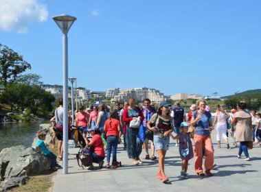 Vladivostok, Rusya, Eylül, 10, 2017. Eylül ayında Fefu güvertede yürüyen insanlar