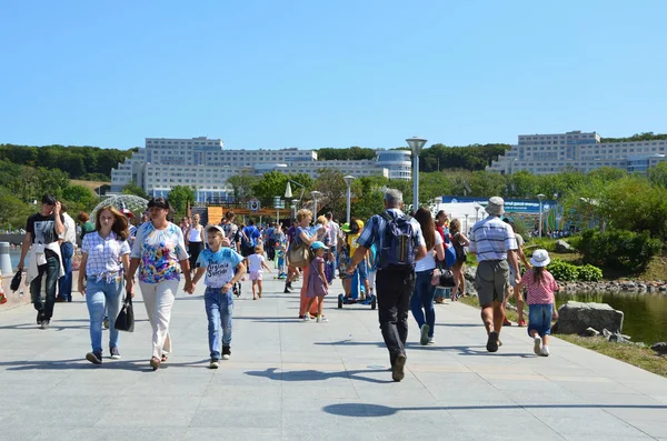 Vladivostok, Rusya, Eylül, 10, 2017. Eylül ayında Fefu güvertede yürüyen insanlar