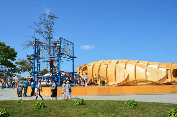 Vladivostok Russia September 2017 People Walking Pavilion Shape Giant Wooden — Stock Photo, Image