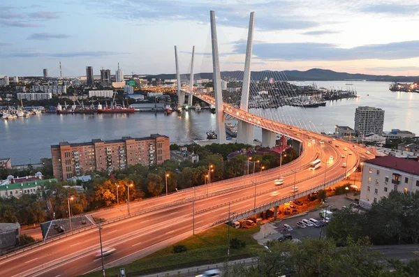 Rusia, jembatan Vladivostok melintasi klakson emas pada malam musim gugur — Stok Foto