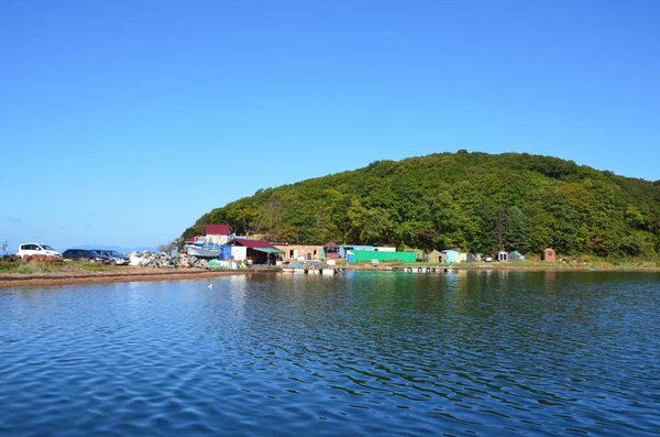 Baai Voevoda op het eiland Russikiy in Vladivostok, Rusland — Stockfoto