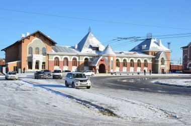 Blagoveshchensk, Rusya, Ekim, 21, 2017. Blagoveshchensk tren istasyonunun yakınındaki beyaz araba