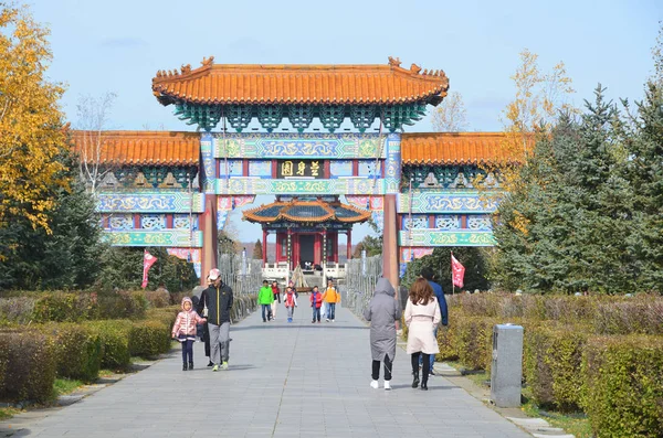 Wudalianchi, China, 07 de outubro de 2017. Pessoas caminhando perto da entrada para a nascente mineral norte em Wudalianchi — Fotografia de Stock