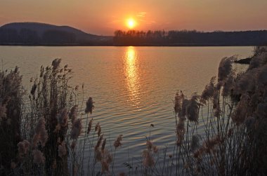 Wudalianchi gün batımında sonbaharda Kuzey Çin'in küresel Geopark Gölü Yaoquan