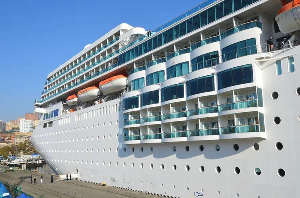 Vladivostok, Rusland, 25 oktober 2017. Cruiseschip die Costa Romantica aangemeerd in Vladivostok — Stockfoto