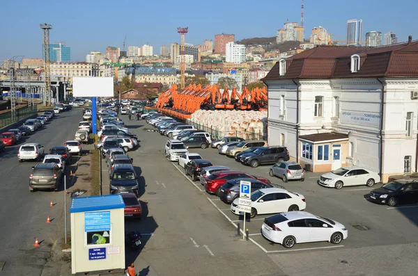 Владивосток, Россия, 25 октября 2017.Car Parking at the Marine station in Vladivostok — стоковое фото