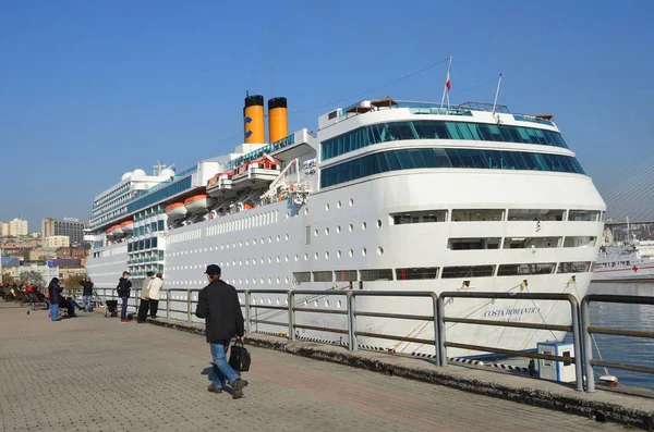 Vladivostok, Rússia, 25 de outubro de 2017. Navio de cruzeiro Costa Romântica atracado em Vladivostok — Fotografia de Stock