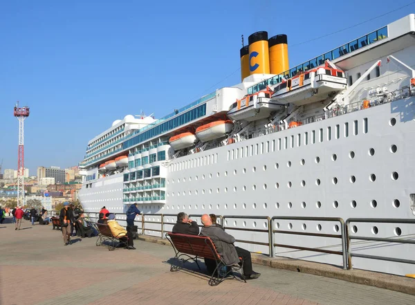 Vladivostok, Rússia, 25 de outubro de 2017. Navio de cruzeiro Costa Romântica atracado em Vladivostok — Fotografia de Stock