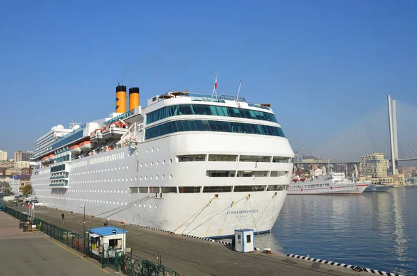 Vladivostok, Rússia, 25 de outubro de 2017. Navio de cruzeiro Costa Romântica atracado em Vladivostok — Fotografia de Stock