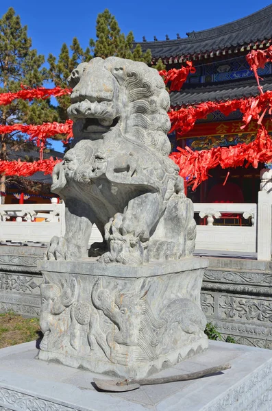 Wudalianchi, China. Sculpture of the mythological lion in front of the entrance to the temple  Zhongling  on the top of extinct Yaoquan volcano in Wudalianchi, China — Stock Photo, Image