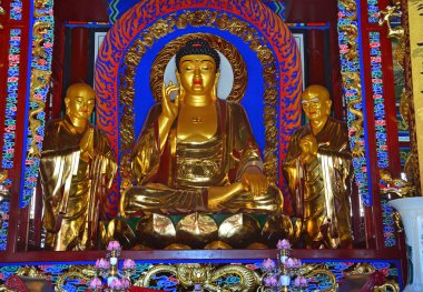 Wudalianchi, Çin, Ekim, 15, 2017. Altın buddha Tapınağı Zhongling üst kısmında Yaoquan yanardağ Wudalianchi, Çin