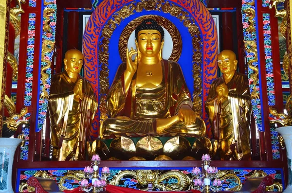Wudalianchi, china, 15. oktober 2017. goldener buddha im tempel zhongling auf der spitze des erloschenen yaoquan vulkans in wudalianchi, china — Stockfoto