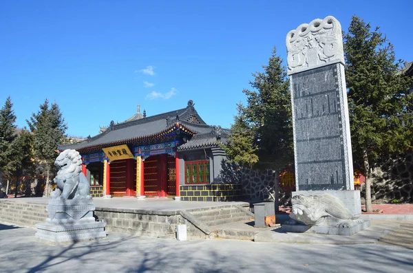 Wudalianchi China Escultura Leão Mitológico Frente Entrada Templo Zhongling Topo — Fotografia de Stock