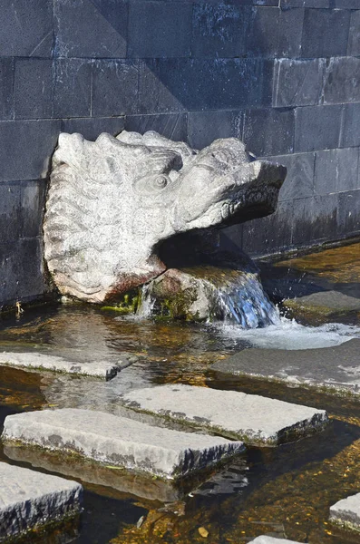 Mineral Erlonguan Spring para el tratamiento de la visión al pie del volcán Yaoquan en Wudalianchi, China — Foto de Stock