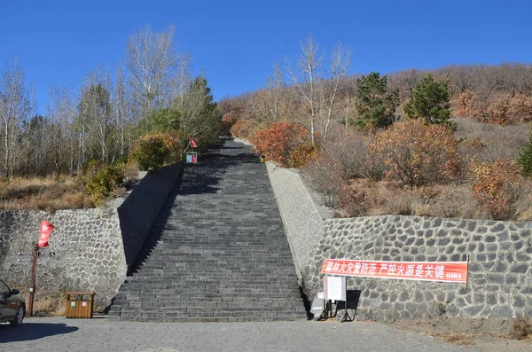 五大連池、中国仏教寺院 Zhongling に Yaoquan 死火山のクレーターに五大連池、中国、10 月 15 日、2017.Stairs — ストック写真