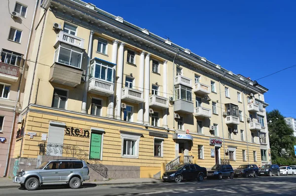 Wladiwostok, russland, september 03, 2017. autos sind in der nähe von vierstöckigen haus nummer 127 auf der straße swetlanskaja in wladiwostok — Stockfoto