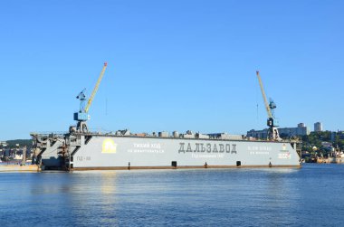 Vladivostok, Rusya, Eylül, 03, 2017. Vladivostok içinde mavi gökyüzü arka plan üzerinde yüzer iskele 