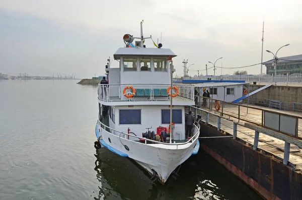 Heihe, China, 20 de octubre de 2017. El barco que lleva personas de la ciudad china de Heihe a la ciudad rusa de Blagoveshchensk — Foto de Stock