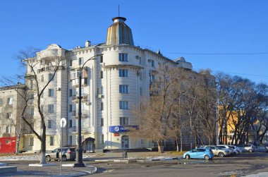 Blagoveshchensk, Rusya, Ekim, 21, 2017. CSN Blagoveshchensk Krasnoflotskaya sokakta ofisi önünde park etmiş arabalar