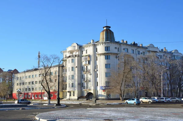 Blagoveshchensk, Rússia, 21 de outubro de 2017. Cruzamento da rua Krasnoflotskaya e da faixa de Prelado Innokentiy (Svyatitel Innnokentiy) em Blagoveshchensk — Fotografia de Stock