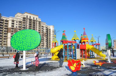 Blagoveshchensk, Rusya, Ekim, 21, 2017. Amur Nehri dolgu üzerinde yeni oyun alanı üzerinde yürüyen insanlar