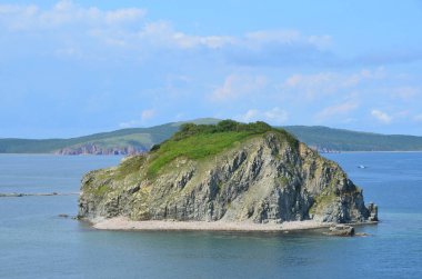 Rusya, Vladivostok, Amur Bay, güneşli havalarda Klykov Adası üzerinden ada Malyy için görünümü