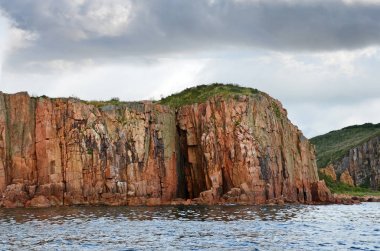 Vladivostok, bulutlu havalarda Popov adanın kırmızı kayalar