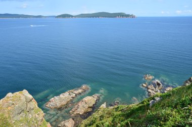 Rusya, Vladivostok, Amur Bay, güneşli gün Klykov Adası üzerinden Popov Adası için görünümü