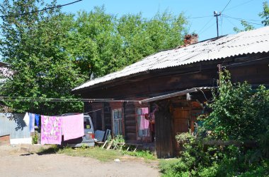 Irkutsk, Rusya, Ağustos, 29, 2017. Baikalskaya Caddesi üzerinde eski ahşap Konut Evleri 