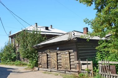 Irkutsk, Rusya, Ağustos, 29, 2017. Baikalskaya Caddesi üzerinde eski ahşap Konut Evleri 