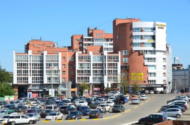 Irkutsk, Rusya, Ağustos, 29, 2017. Konut ev, Restoran ve mağaza Partizanskaya Caddesi 41 yakınındaki otopark